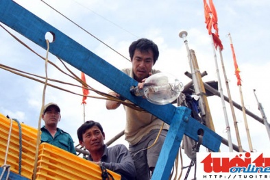 Tàu Trung Quốc đâm tàu cá Việt Nam